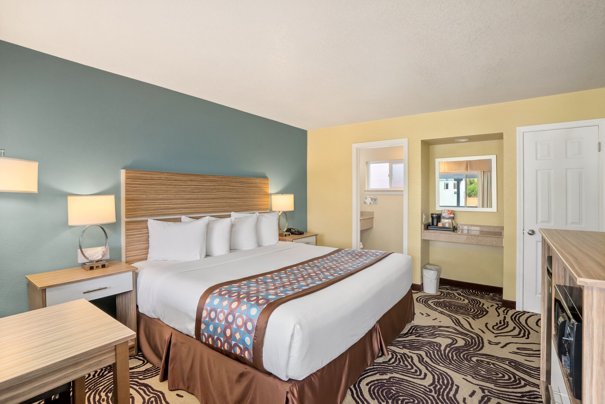 Room, 1 King Bed | Soundproofing, iron/ironing board, free WiFi, bed sheets