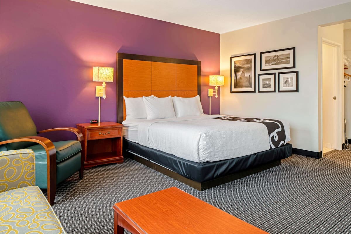 Room, 1 King Bed, Non Smoking | Pillow-top beds, desk, iron/ironing board, free cots/infant beds