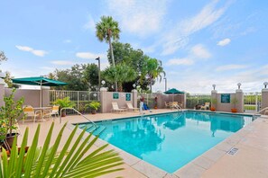 Una piscina al aire libre