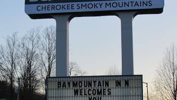 Schild für das Bay Mountain Inn in den Smoky Mountains, Cherokee.