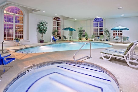 Indoor pool. La Quinta Inn & Suites by Wyndham Cleveland Macedonia