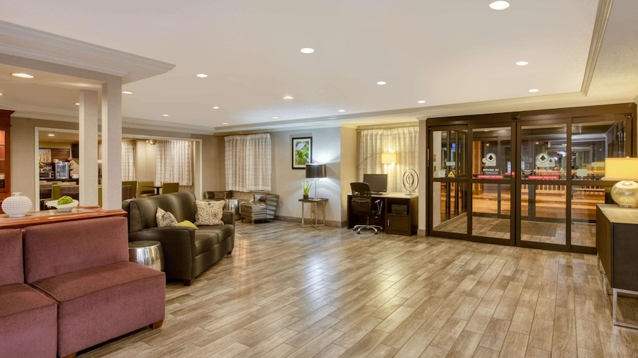La Quinta Inn & Suites by Wyndham Cleveland Macedonia