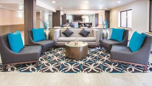 A modern lobby with a sofa set, a coffee table, and a patterned carpet. - La Quinta Inn & Suites by Wyndham Cincinnati NE - Mason (Mason)