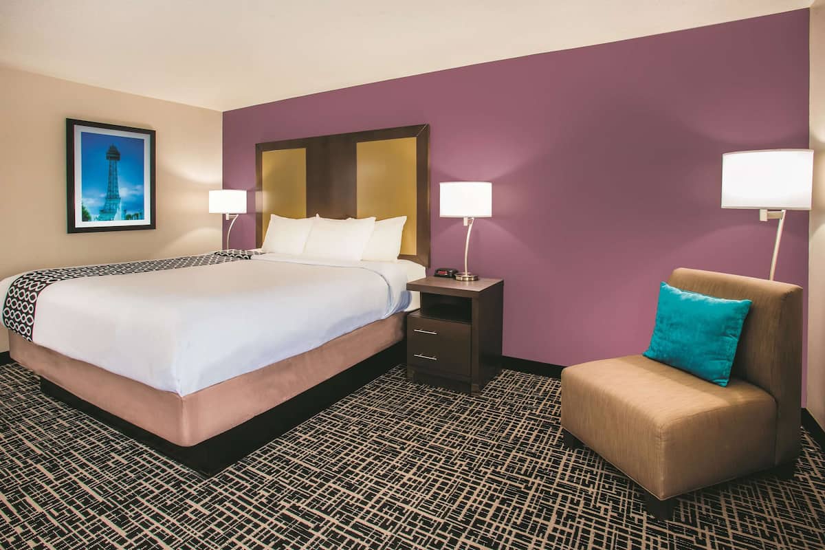 Room, 1 King Bed, Accessible, Non Smoking (Roll-in Shower) | Pillowtop beds, desk, laptop workspace, iron/ironing board