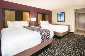 Pillow-top beds, desk, laptop workspace, iron/ironing board - La Quinta Inn & Suites by Wyndham Cincinnati NE - Mason (Mason)