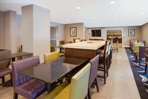 Free continental breakfast - La Quinta Inn & Suites by Wyndham Detroit Utica (Utica)