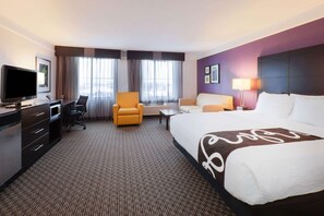 Premium bedding, desk, blackout curtains, iron/ironing board - La Quinta Inn & Suites by Wyndham Detroit Utica (Utica)