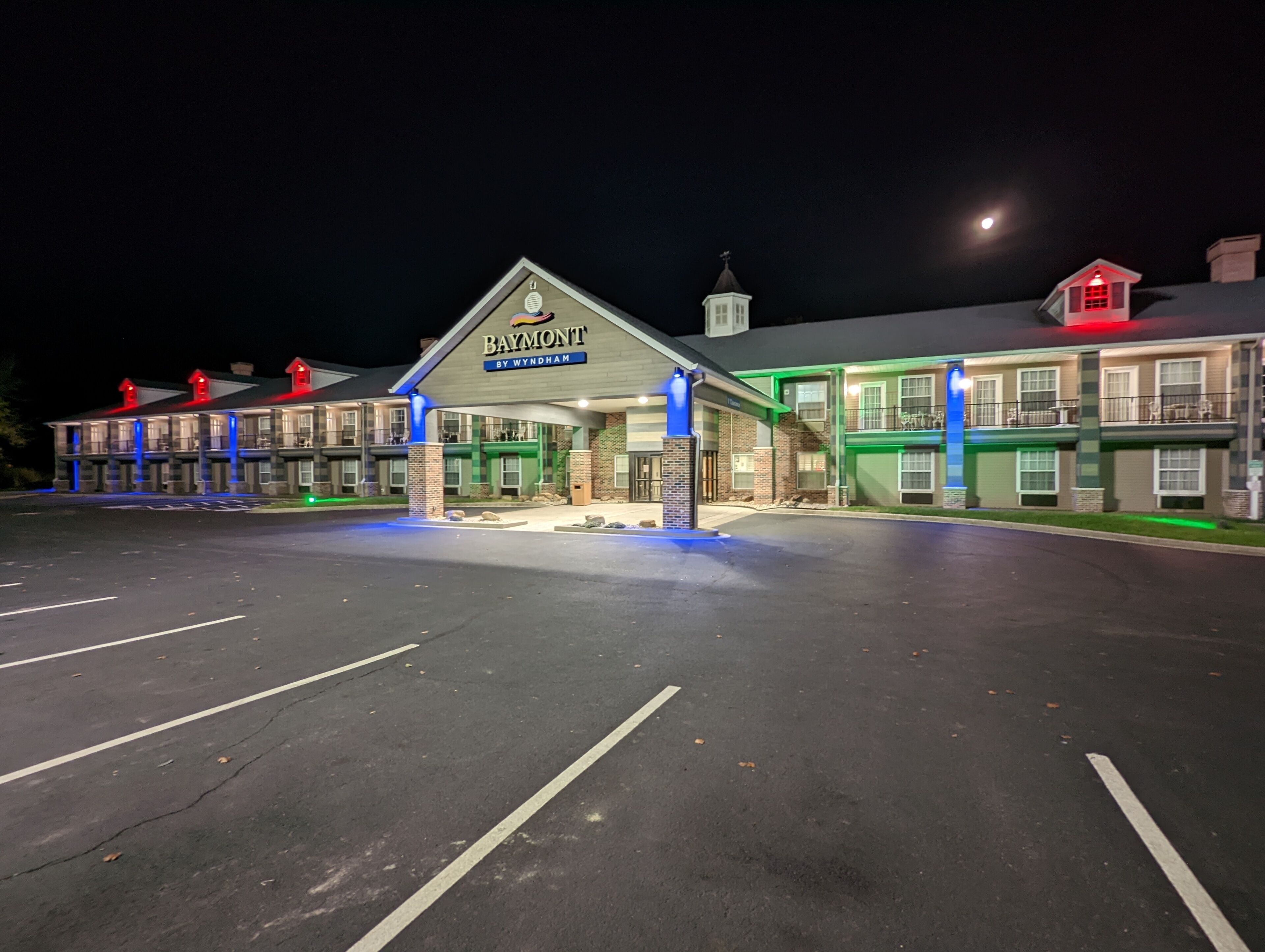 Een meerlaags hotel met een opvallend bord waarop 