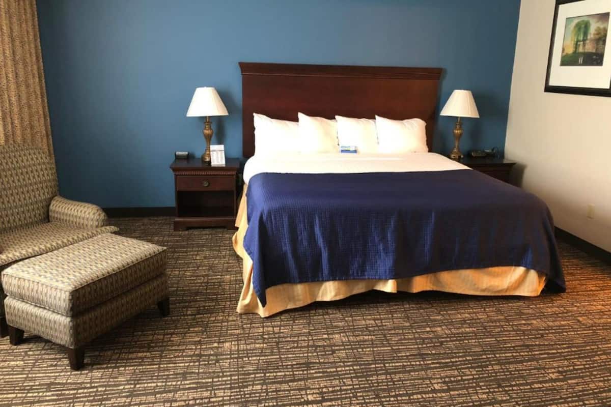 Zimmer, 1 Queen-Bett, barrierearm, Nichtraucher (Tub w/ Grab Bars, Balcony)