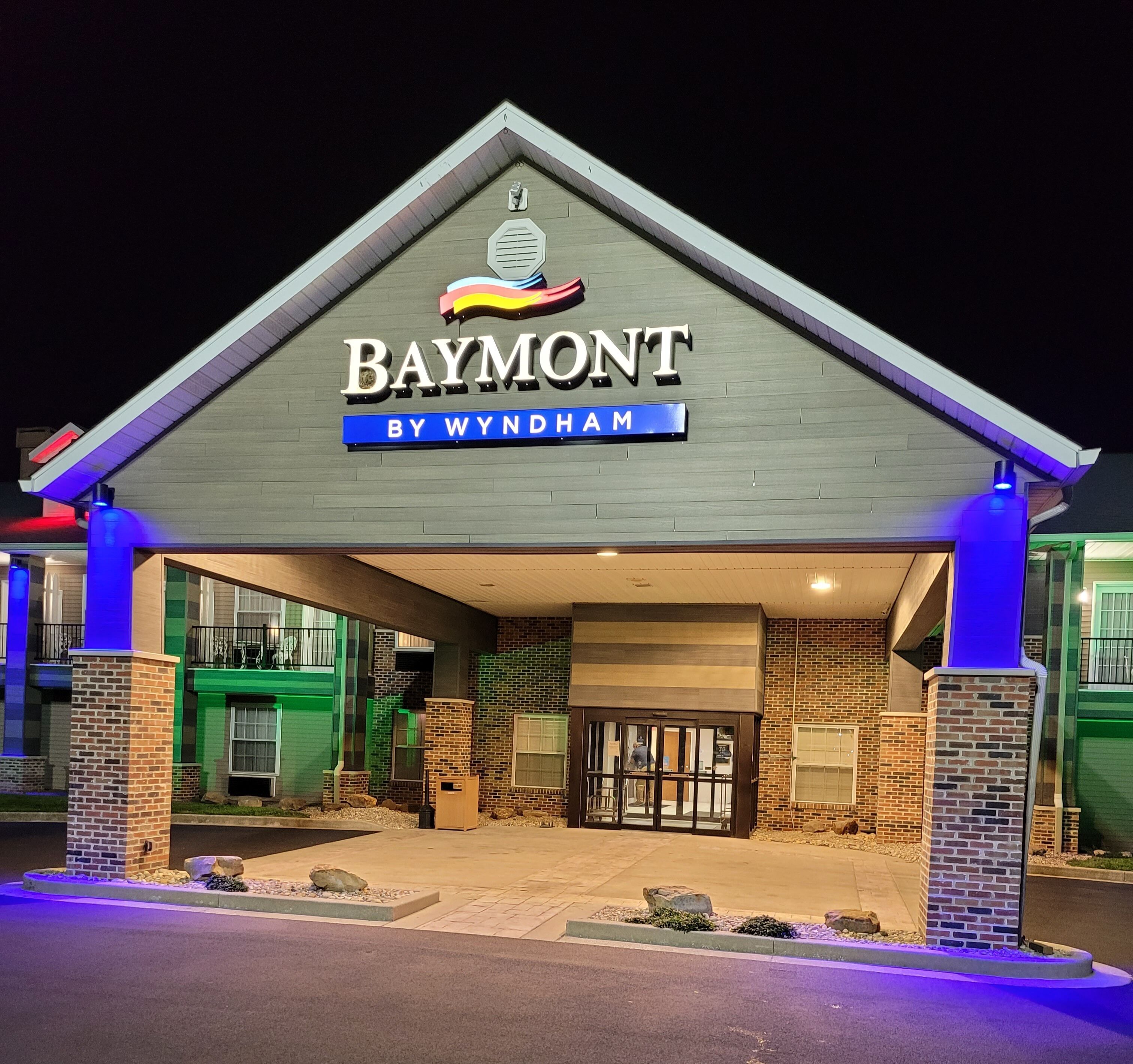 Entrada de hotel con un letrero que dice 'Baymont by Wyndham'.