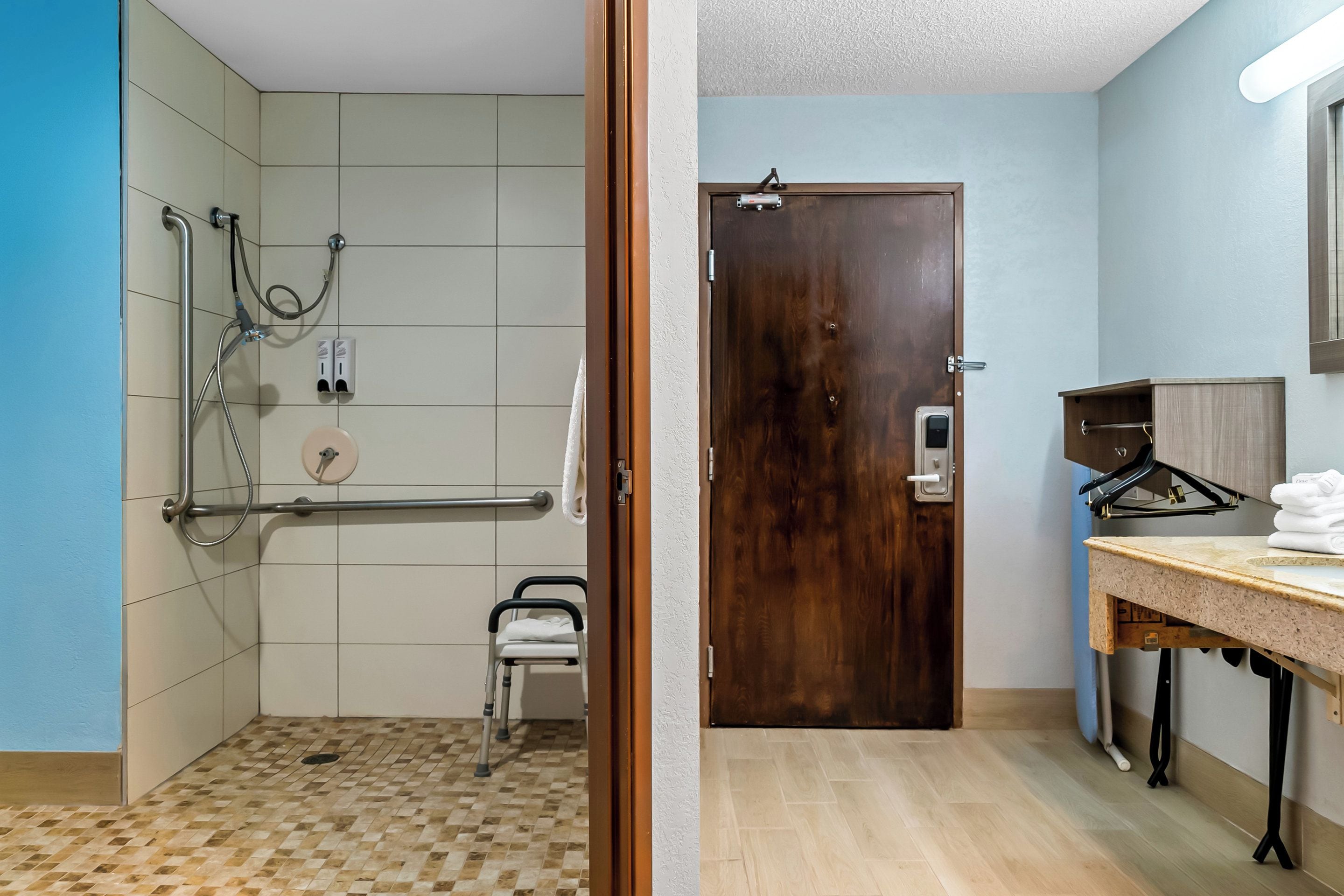 Une salle de bain avec douche, toilettes et lavabo.