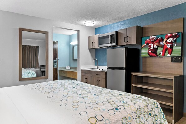 Studio, 1 King Bed, Non Smoking | Blackout drapes, iron/ironing board, free WiFi, bed sheets - HomeTowne Studios by Red Roof Flint (Flint)