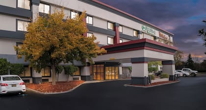 HomeTowne Studios by Red Roof Flint