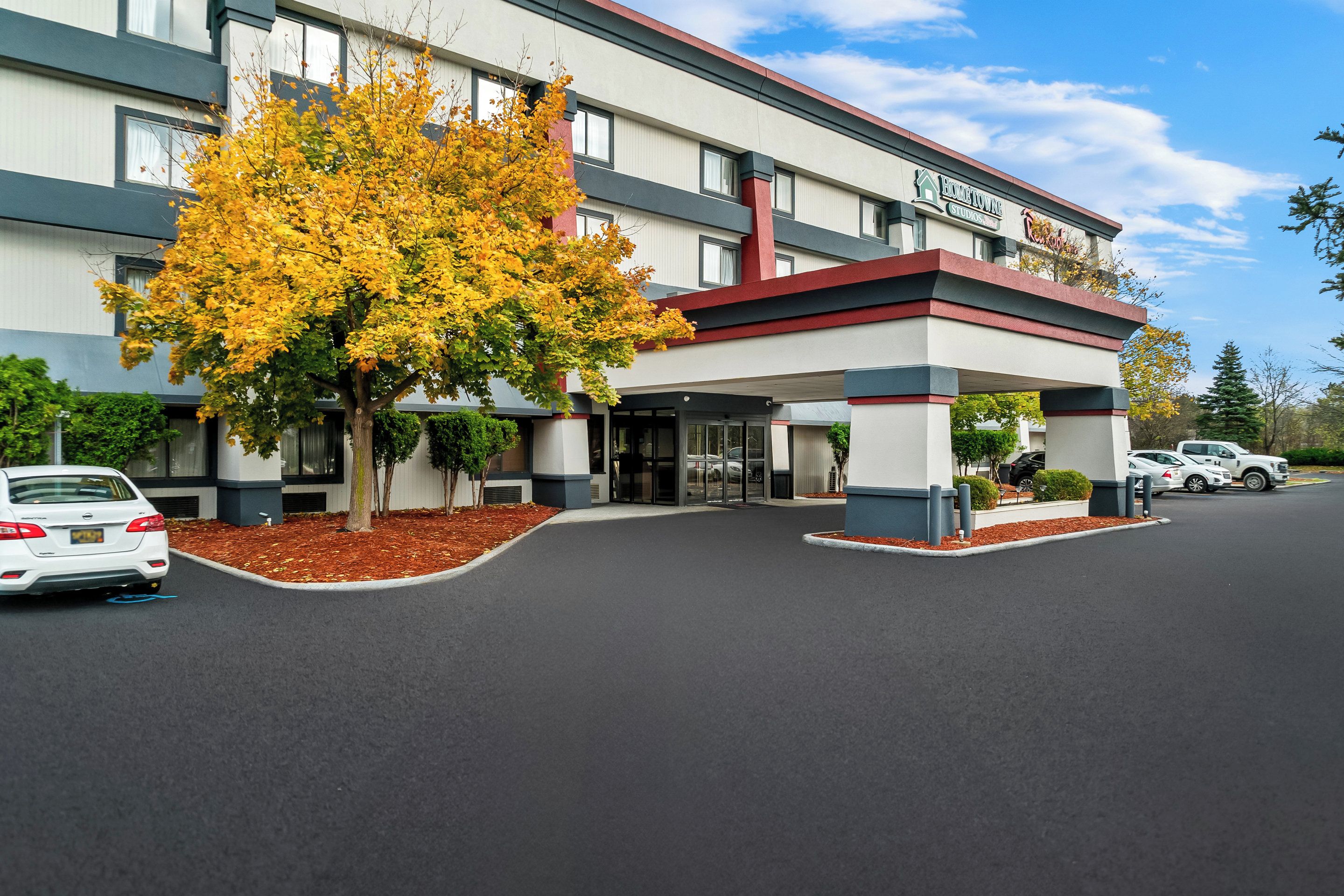Un hôtel au design moderne, doté d’une entrée couverte et d’un parking pouvant accueillir plusieurs voitures.