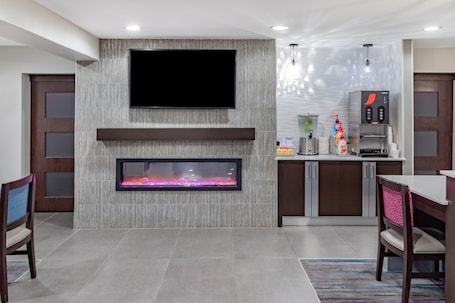 Servicio de café. La Quinta Inn & Suites by Wyndham Houston NW Brookhollow
