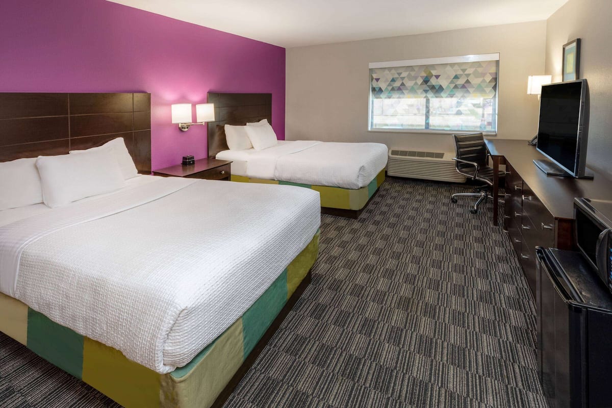 Deluxe Room, 2 Katil Kelamin (Double), Non Smoking | Peralatan tempat tidur premium, tilam berlapik, meja