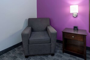 Ropa de cama de alta calidad, colchones con pillow-top y escritorio 