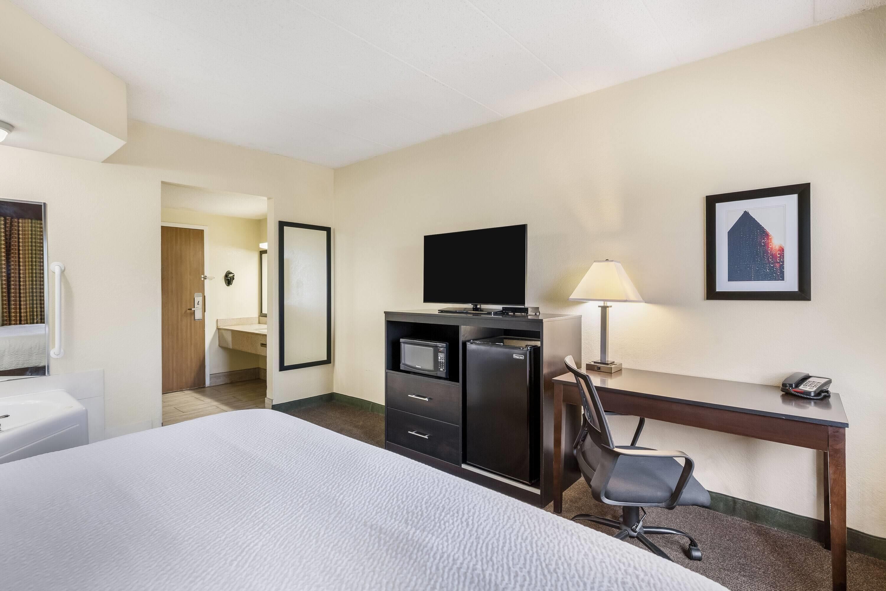 Deluxe Room, 1 King Bed, Non Smoking | Desk, blackout drapes, soundproofing, iron/ironing board
