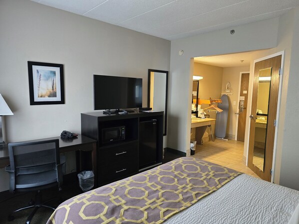 Desk, blackout curtains, soundproofing, iron/ironing board - Baymont by Wyndham Janesville (Janesville)