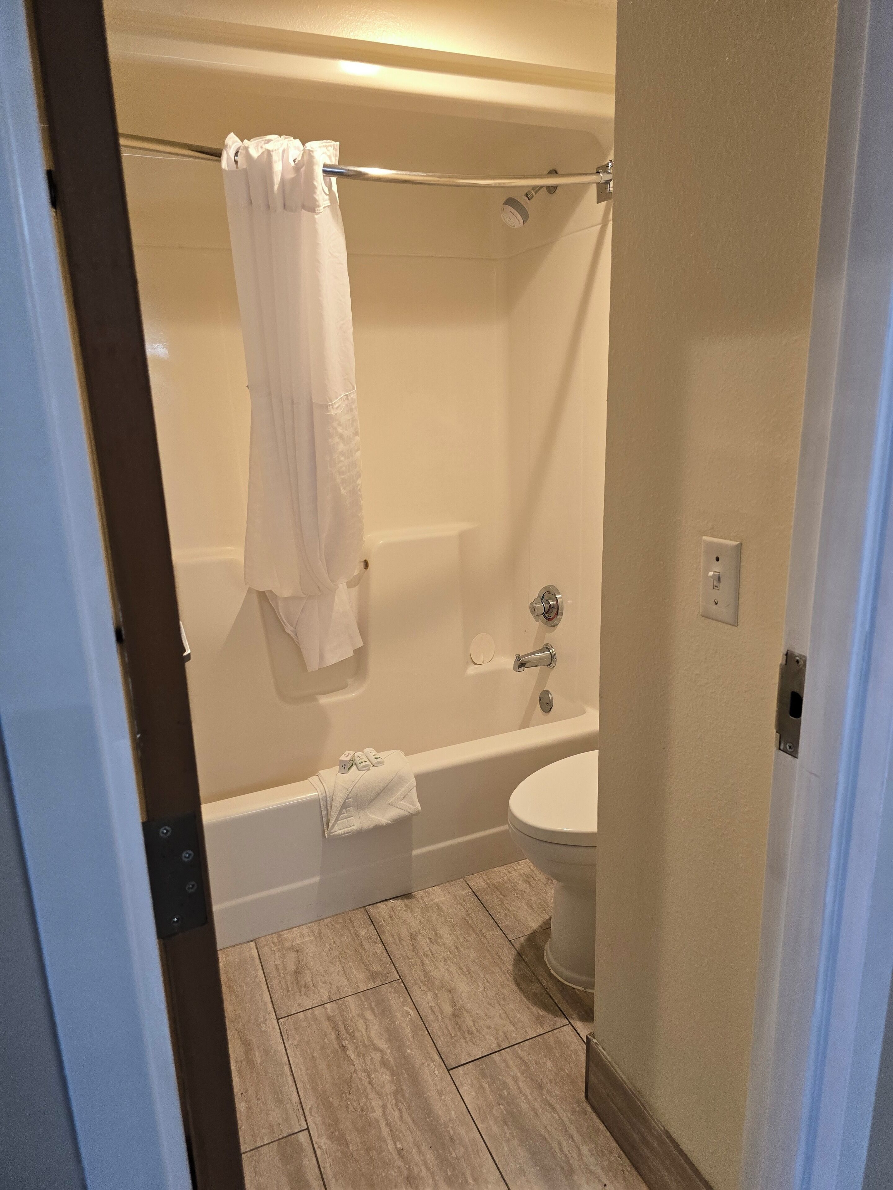 Un baño con bañera, inodoro y lavamanos.