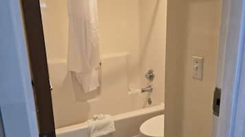 Un baño con bañera, inodoro y lavamanos.