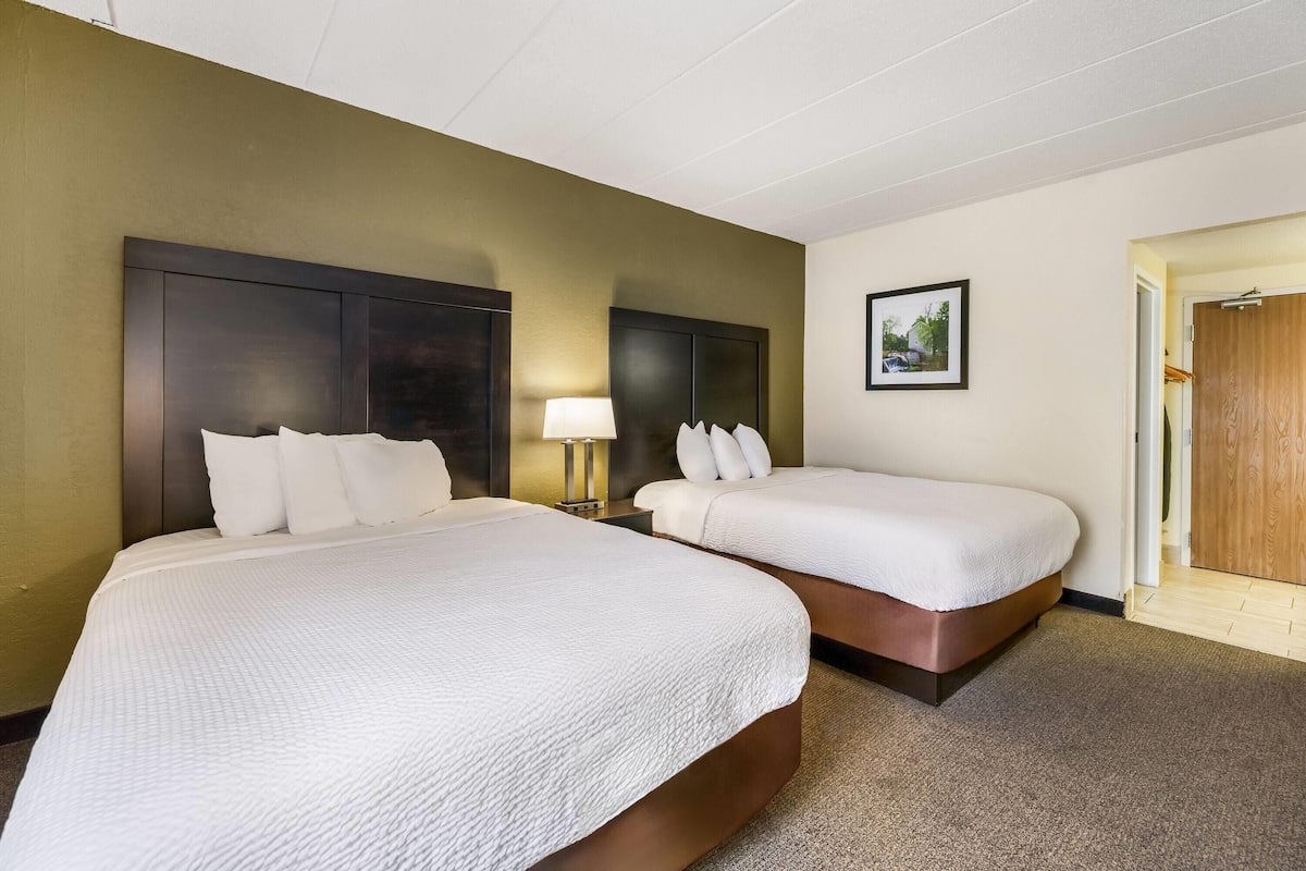 Standard Room, 2 Katil Ratu (Queen) | Meja, langsir/tirai gelap terus, kalis bunyi, seterika/papan seterika 
