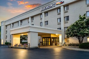 Un hotel con un llamativo letrero de 'Baymont', un acceso cubierto y un exterior bien conservado.