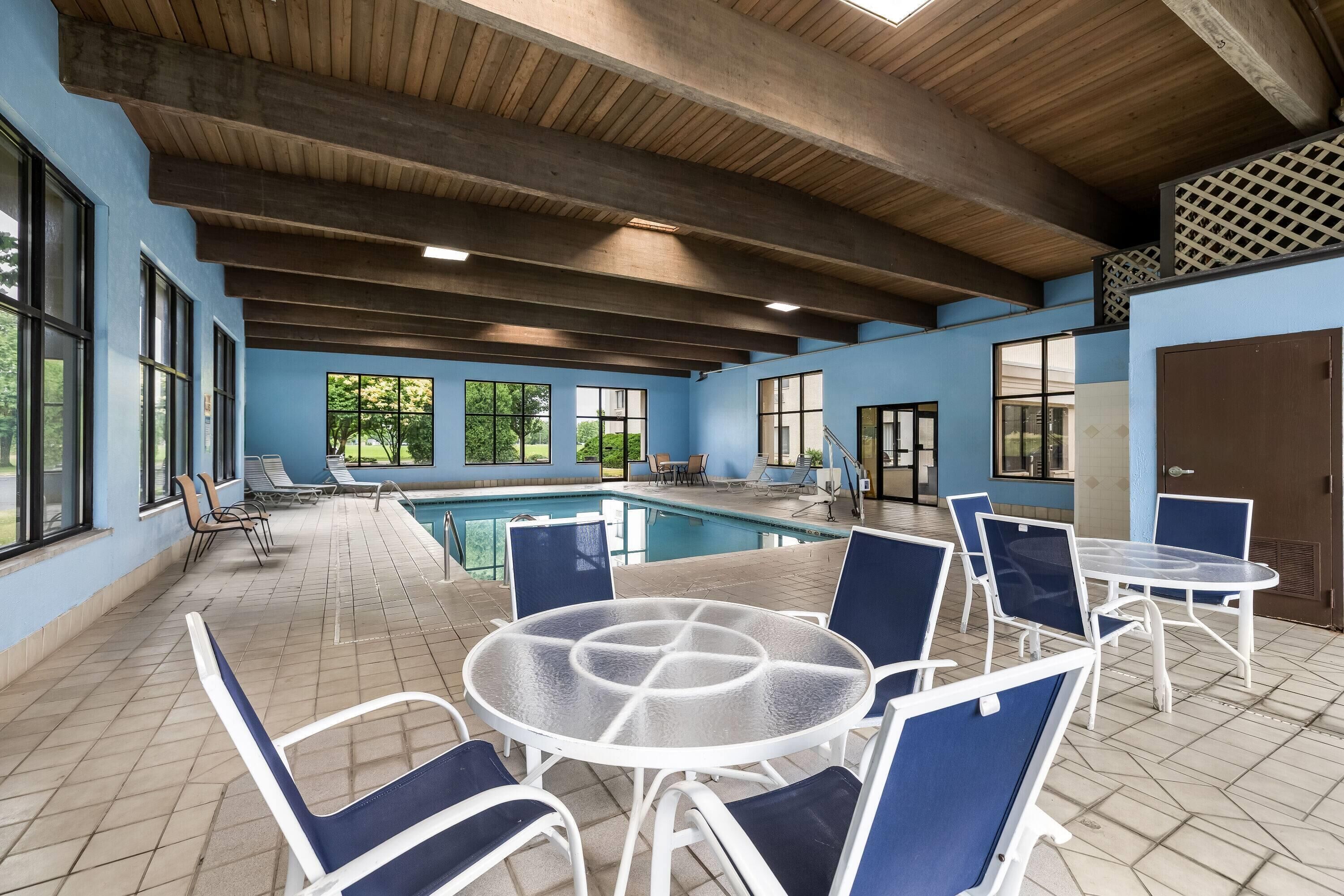 Piscina interna, funciona das 6h às 22h, espreguiçadeiras