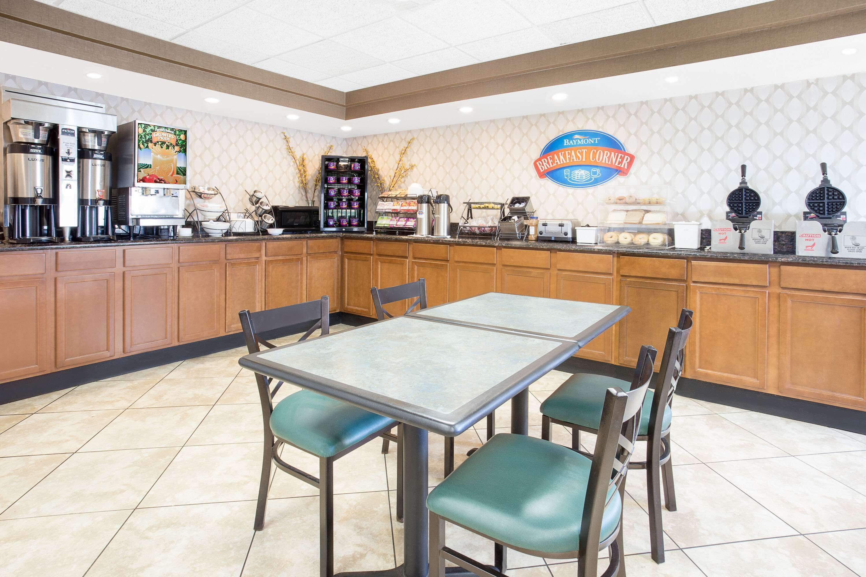 朝食 (コンチネンタル ブレックファスト)、毎日提供 (無料)