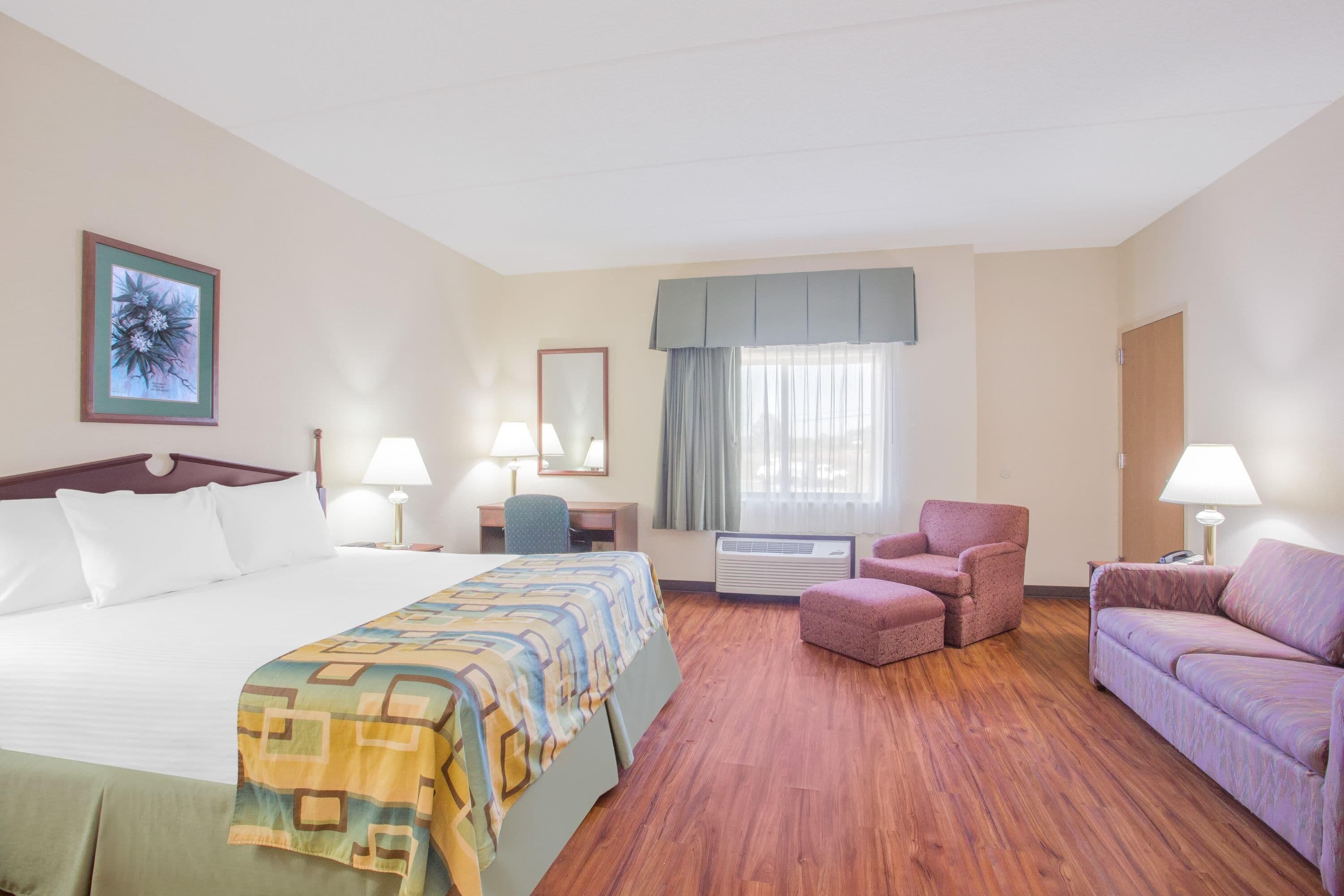 Suite | In-room safe, individually decorated, individually furnished, desk