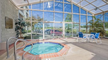 Una piscina techada, sillones reclinables de piscina
