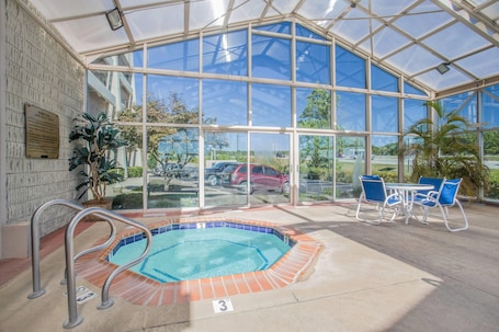Una piscina techada, sillones reclinables de piscina