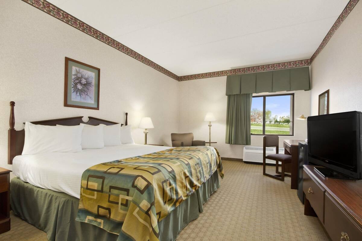 Standard Room, 1 King Bed | In-room safe, desk, laptop workspace, iron/ironing board