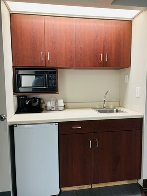 Studio Suite, 1 King Bed, Non Smoking | Individually decorated, individually furnished, desk, blackout curtains