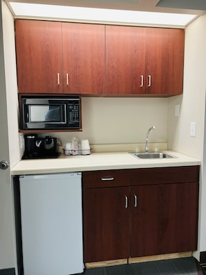 Studio Suite, 1 King Bed, Non Smoking | Individually decorated, individually furnished, desk, blackout curtains