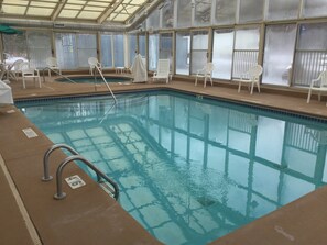 Una piscina al aire libre de temporada