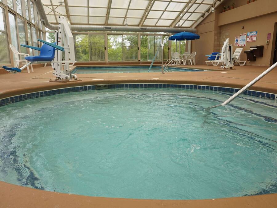 Een seizoensgebonden buitenzwembad