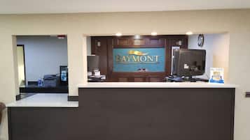 Un comptoir d’accueil avec une enseigne « Baymont », une enseigne « Interdit de fumer » et une enseigne indiquant un prix ou une récompense « Meilleur ».