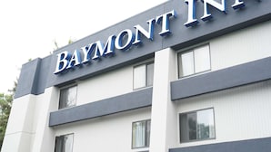 Un edificio con el cartel 'Baymont Inn'.