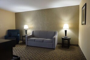 Escritorio, cortinas blackout y tabla de planchar con plancha 