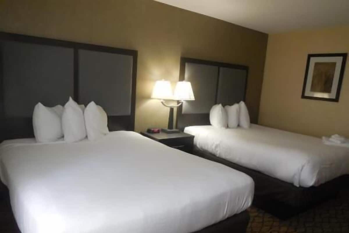 Escritorio, cortinas blackout y tabla de planchar con plancha