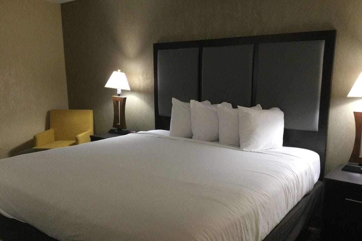 Escritorio, cortinas blackout y tabla de planchar con plancha