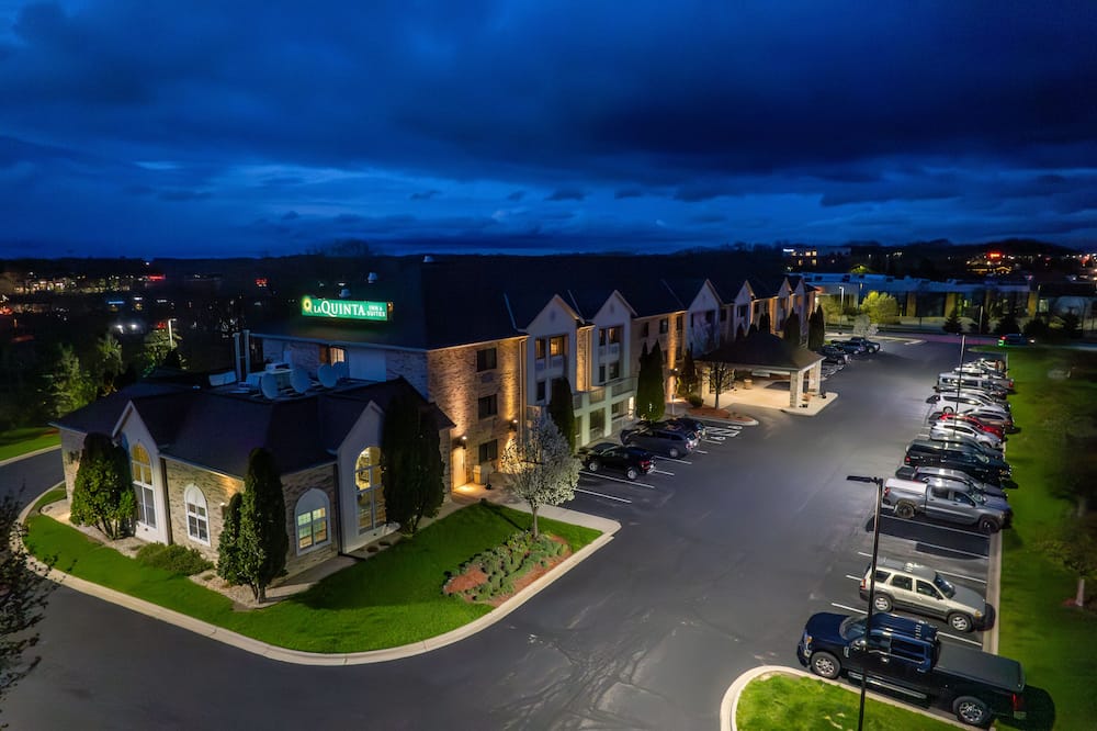 La Quinta Inn & Suites by Wyndham Milwaukee Delafield