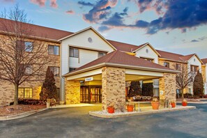 Exterior - La Quinta Inn & Suites by Wyndham Milwaukee Delafield (Delafield)