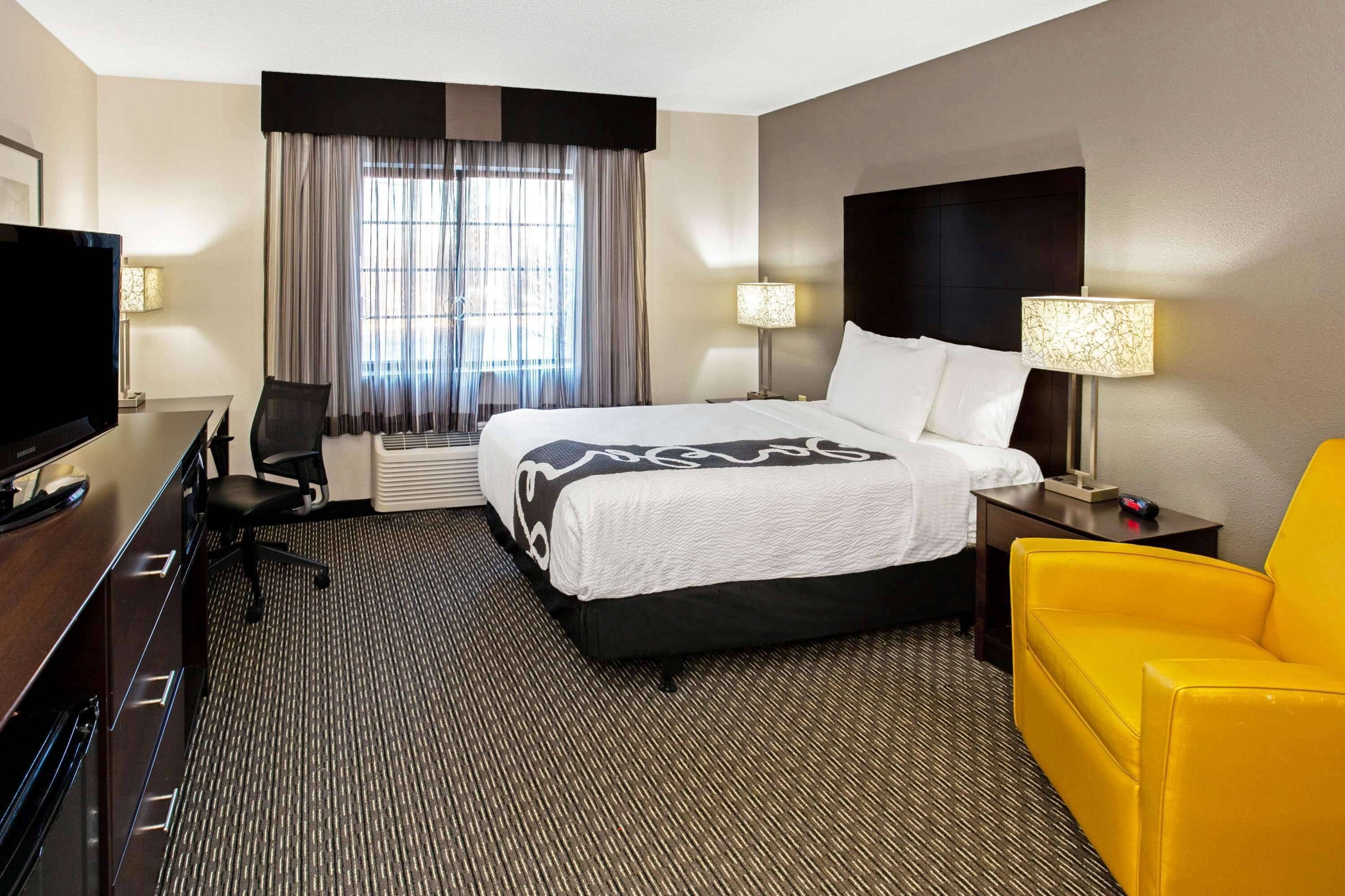 room, 1 double bed, non smoking | premium bedding, down duvets, desk, laptop workspace