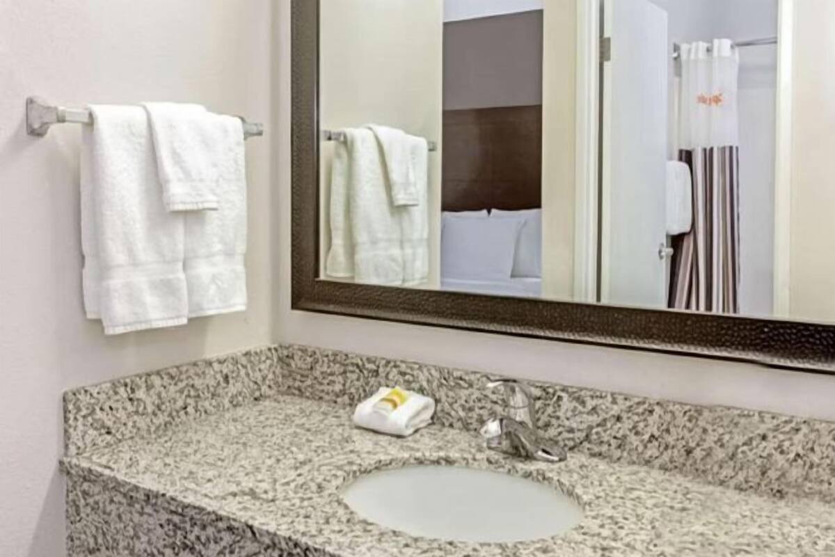 Bathroom | Combined shower/bathtub, free toiletries, hair dryer, towels