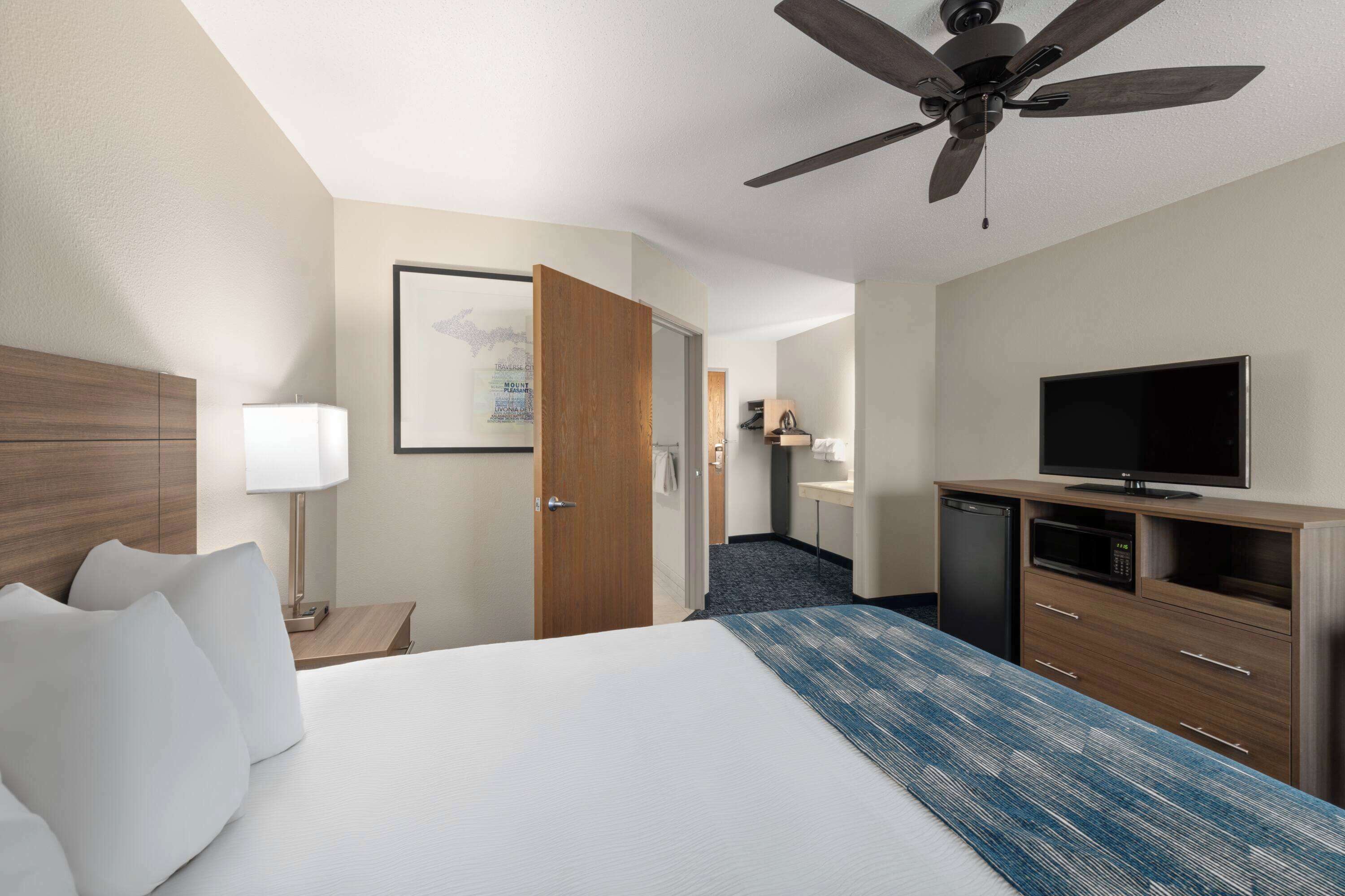 standard room, 1 queen bed, accessible | desk, iron/ironing board, free wifi, bed sheets