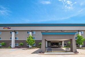Guests enter through a covered walkway with a bench, accessing multiple rooms and suites.
