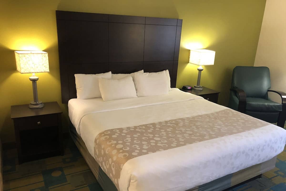 أغطية فراش متميزة وأسرّة بطبقة علوية مريحة وخزنة داخل الغرفة ومكتب