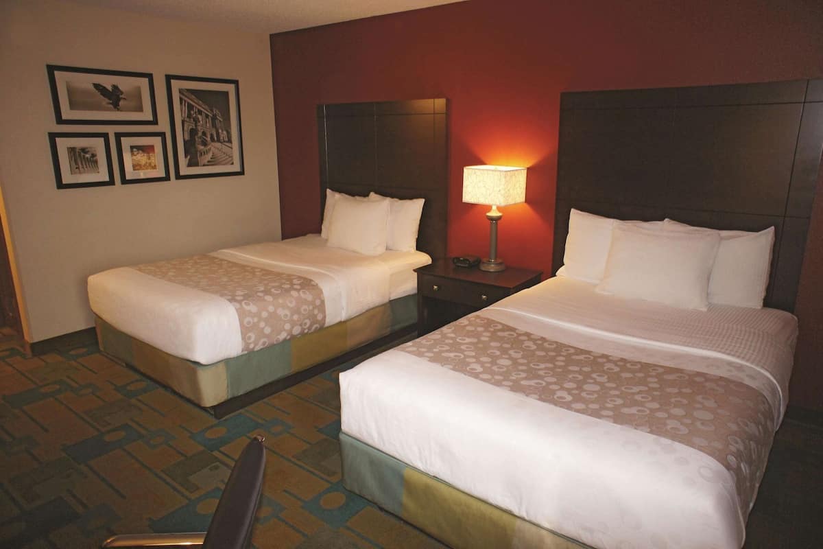 أغطية فراش متميزة وأسرّة بطبقة علوية مريحة وخزنة داخل الغرفة ومكتب